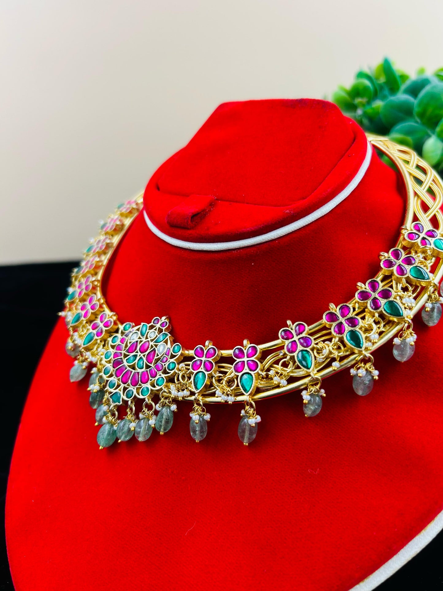 Jadau Kundan Hasli Choker Round