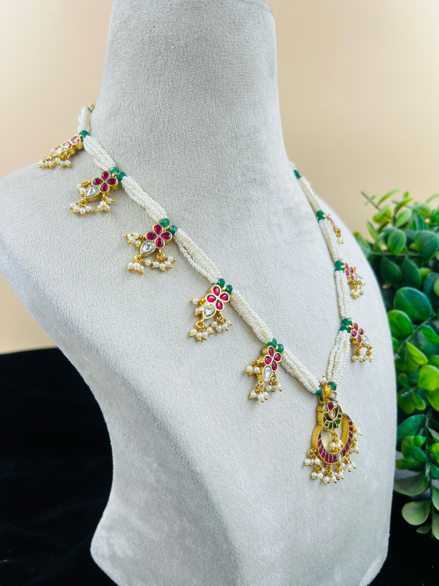 Bead Necklase With Tika