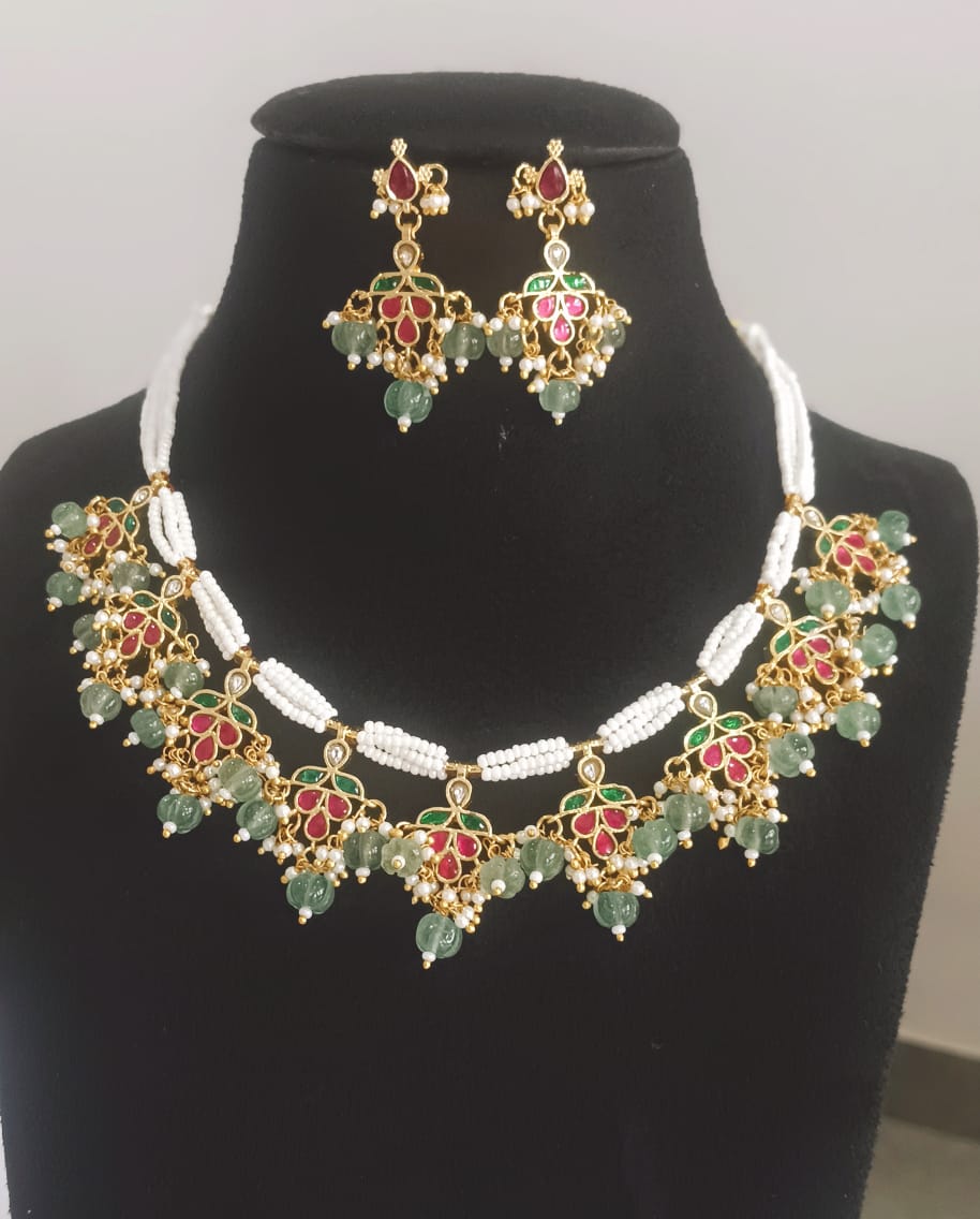 Pendant necklaces featuing a chrm chain