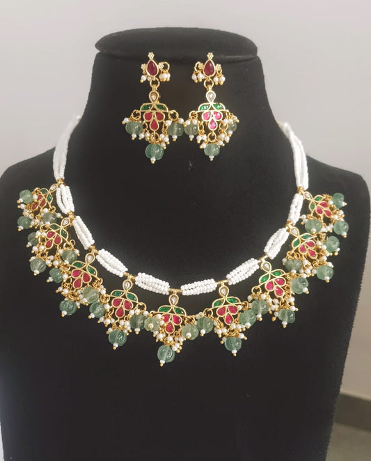 Pendant necklaces featuing a chrm chain