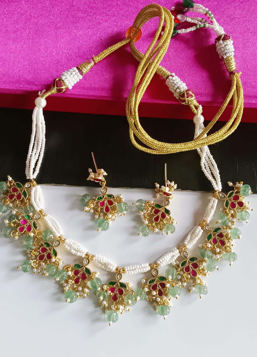 Pendant necklaces featuing a chrm chain